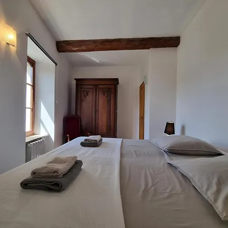 La Roche 10 بيت للعطل