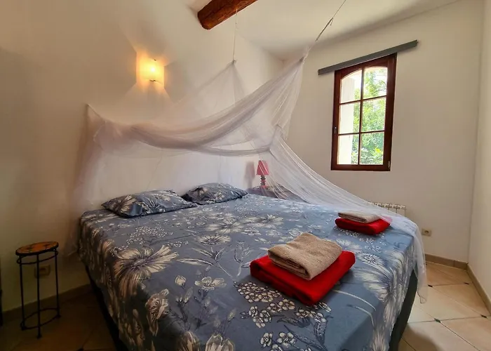 La Roche 10 Hébergement de vacances Aigues-Vives (Herault)